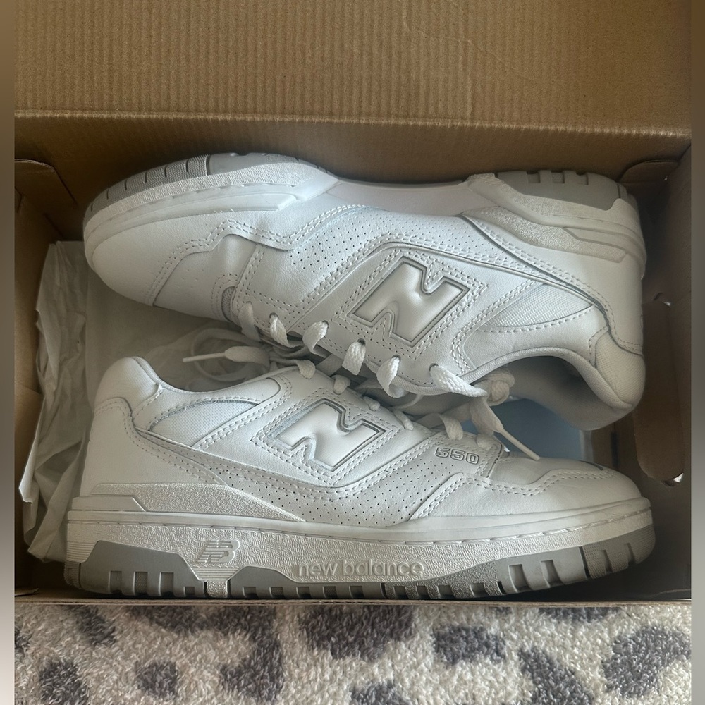 New Balance Men 6.5 Womens 8 White Leather Sneakers